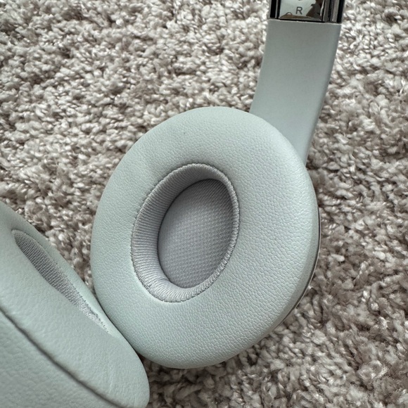 Beats Solo 3 Noise Canceling Over Ear Wireless Headphones - White/Silver/Gray - Picture 4 of 7